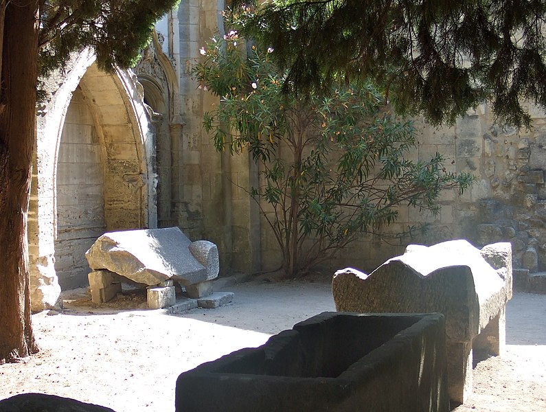 File:Arles Alyscamps 08.jpg