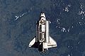 Слика орбитера Атлантис током приласка МСС. У теретном простору се види један од модула МСС.