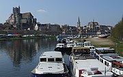 Veduta d'Auxerre. In primo piano, il porto fluviale, a sinistra la cattedrale