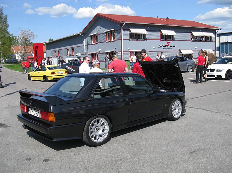 File:BMW M3 E30 V10 (5672906988).jpg