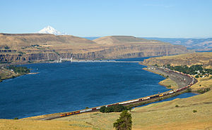 Wishram railway yard with a BNSF freight train with Oregon cliffs and Mount Hood in the background. BNSF GE Dash-9 at Wishram.jpg