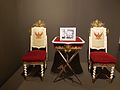 Բհումիբոլ Ադուլյադետի թագավորի և Սիրիկիտ թագուհու զբաղեցրած աթոռները 1955-ի նոյեմբերի 2-ին Նախոն Ռաչասիմա նահանգ կատարած այցի ժամանակ