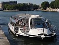 108) un "Batobus" quitte son quai sur la Seine. Arrière plan: Ile Saint-Louis & Pont de Sully. 10 june 2010