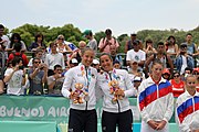 Deutsch: Beachvolleyball bei den Olympischen Jugendspielen 2018; Tag 11, 17. Oktober 2018; Mädchen, Medaillenzeremonie - Gold: Russland (Maria Woronina & Maria Botscharow), Silber: Italien (Claudia Scampoli & Nicol Bertozzi), Bronze: Norwegen (Emilie Olimstad & Frida Berntsen) English: Beach volleyball at the 2018 Summer Youth Olympics at 17 October 2018 – Girls Victory ceremony - Gold: Russia (Maria Voronina & Maria Bocharov), Silber: Italy (Claudia Scampoli & Nicol Bertozzi), Bronze: Norway (Emilie Olimstad & Frida Berntsen)