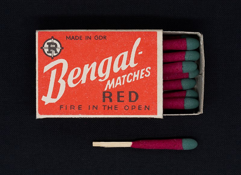 File:Bengal Matches Zuendwarenwerke Riesa (red).jpg