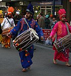 Dhol-spelande bhangra-musikanter vid baisaki 2011 i Kent, England