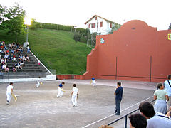 Děti si hrají baskickou pelotu.