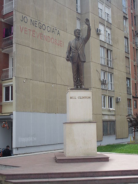 File:Bill Clinton statue Pristina.JPG