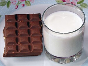 Bir bardak süt ve Cadbury fındıklı çikolata.jpg