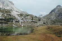 Der bläuliche Stein ist am rechten Bildrand unterhalb der Bergspitze zu erkennen.