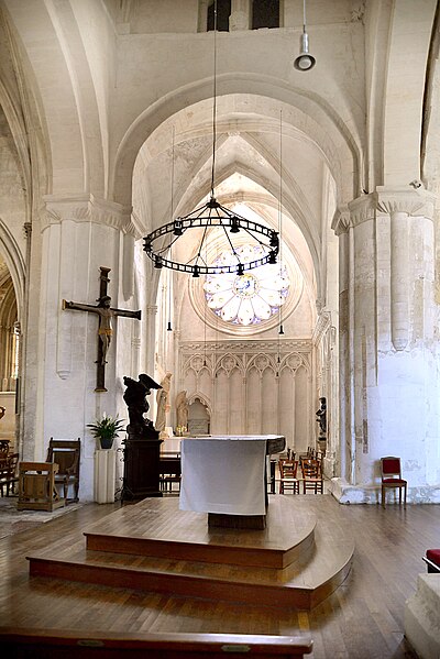 File:Bras de transept sud de l'église Notre-Dame de Dives-sur-Mer.jpg