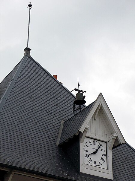 File:Brissay-Choigny mairie (horloge et sirène) 1.jpg