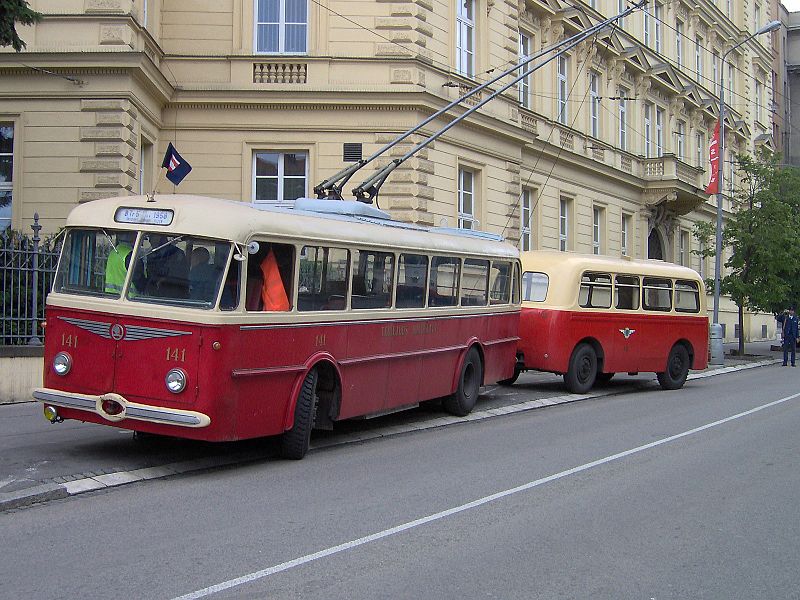 File:Brno, Město Brno, Moravské náměstí, Škoda 8Tr + Karosa B 40.jpg