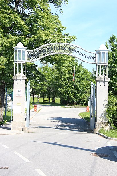 So kommt man zu Heeresbekleidungsanstalt mit den Öffentlichen - Mehr zum Ort Hier