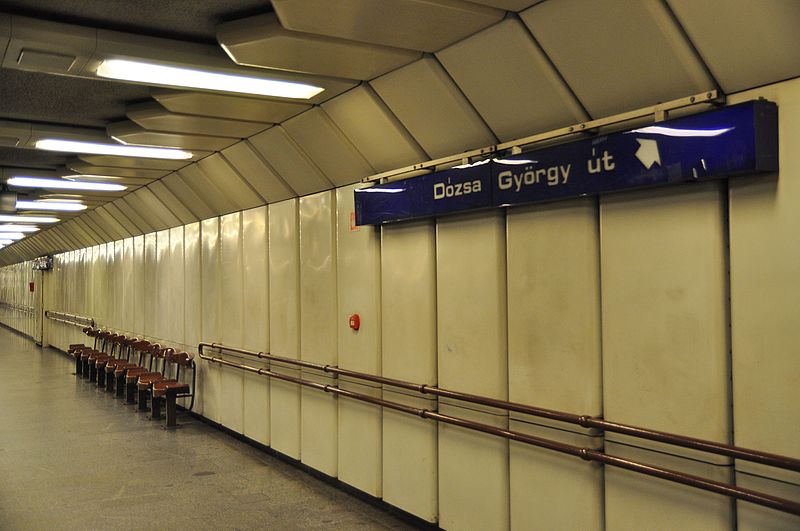 File:Budapest, metró 3, Dózsa György út, 15.jpg