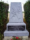 Buire-sur-l'Ancre, stéla na památku dvou francouzských vojáků zabitých 20. května 1940.jpg