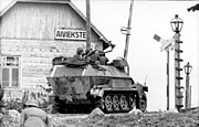 Bundesarchiv Bild 101I-209-0063-12, Lettland, Aiviekste, Schutzenpanzer vor Bahnubergang.jpg
