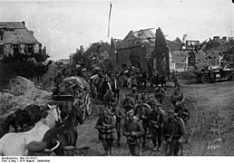 Troupes allemandes quittant Bapaume, aout 1918, Archives fédérales allemandes.
