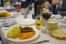 Dundee Burns Club'ın 25 Ocak 2020 Cumartesi günü düzenlenen 160. yıllık Burns akşam yemeğinde geleneksel yahni, neeps ve tatties yemeği.