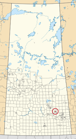 Mapa provincie Saskatchewan zobrazující 297 venkovských obcí a stovky malých indických rezerv. Jeden je zvýrazněn červeným kruhem.