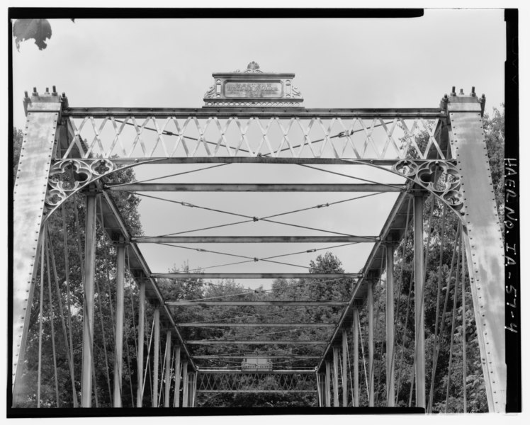 File:CLOSE UP OF EAST END TOP, FROM EAST - Hardin City Bridge, Pedestrian area beside County Road, Steamboat Rock, Hardin County, IA HAER IOWA,42-STERO.V,1-4.tif