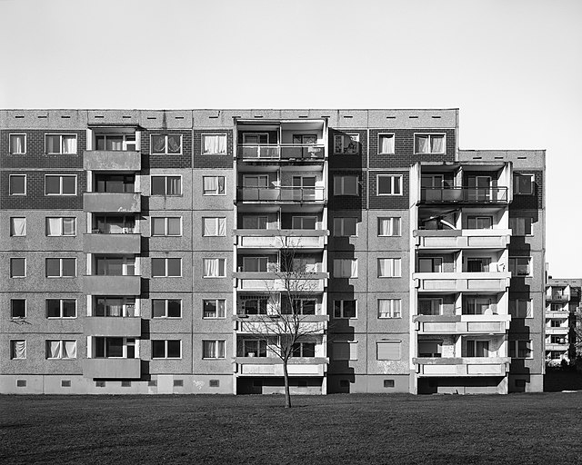 Budynek z wielkiej płyty typu WBS70 w Halle w dzielnicy Silberhöhe.