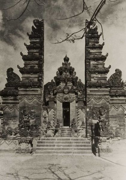 File:COLLECTIE TROPENMUSEUM De ingang van het Bali Museum TMnr 60052109.jpg