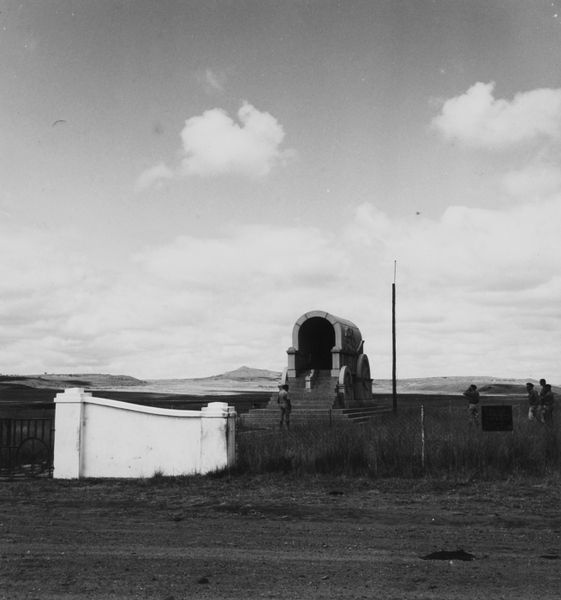 File:COLLECTIE TROPENMUSEUM Leden van de Afronautica expeditie bij het Bloedrivier monument TMnr 20014803.jpg