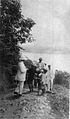 COLLECTIE TROPENMUSEUM een groep Javaanse mannen met een draagstoel met daarin mr. Tilet lopen over een pad TMnr 60010863.jpg