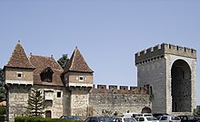 La Barbacane et la tour Saint-Jean.