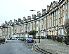 photo. Vue d'ensemble des façades de Camden Crescent à Bath en hiver