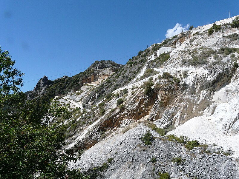 File:Carrara-panorama delle cave3.jpg