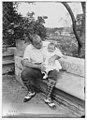 Caruso e la figlia Gloria, 1919, forse a Sorrento (Library of Congress)