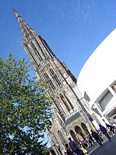 La cathédrale d'Ulm possède la plus haute flèche d’église du monde. À droite, en blanc, la Stadthaus.