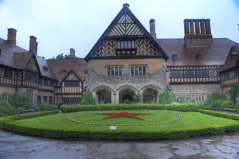 File:Cecilienhof in Potsdam.jpg