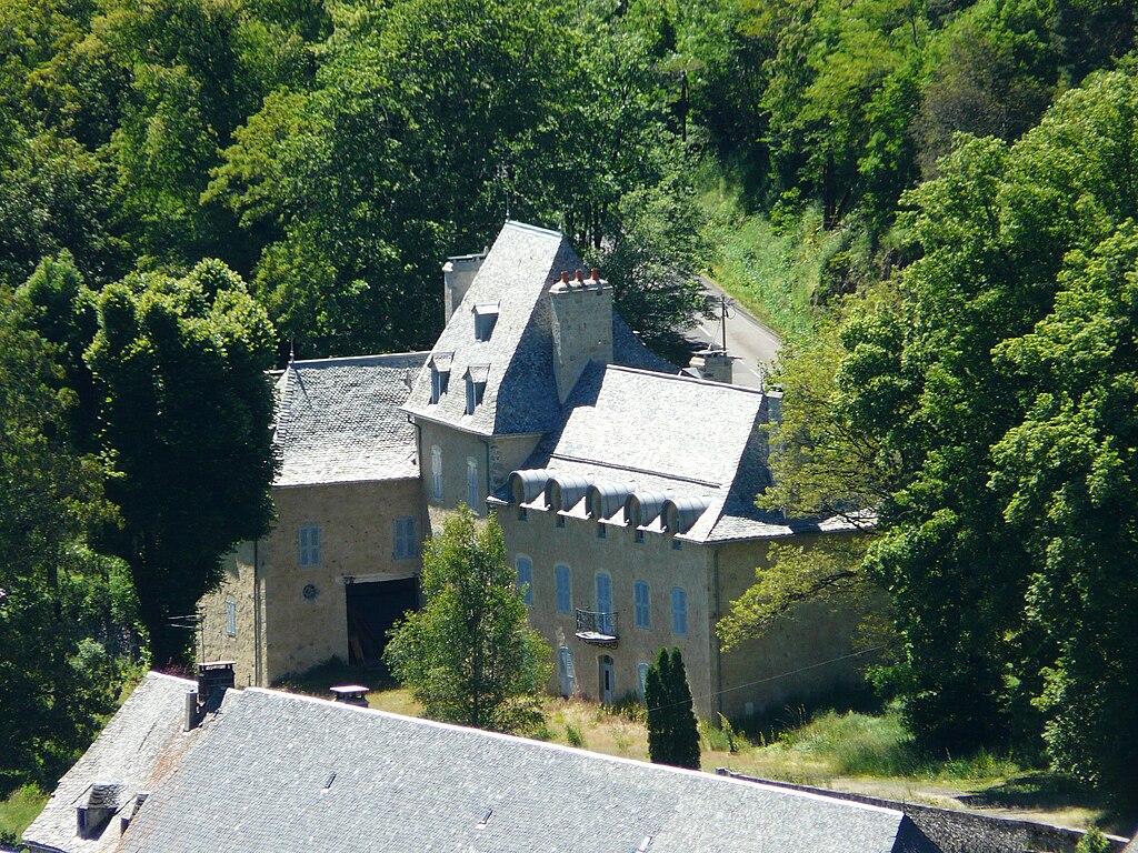 Château d'Oustrac depuis Laguiole.jpg