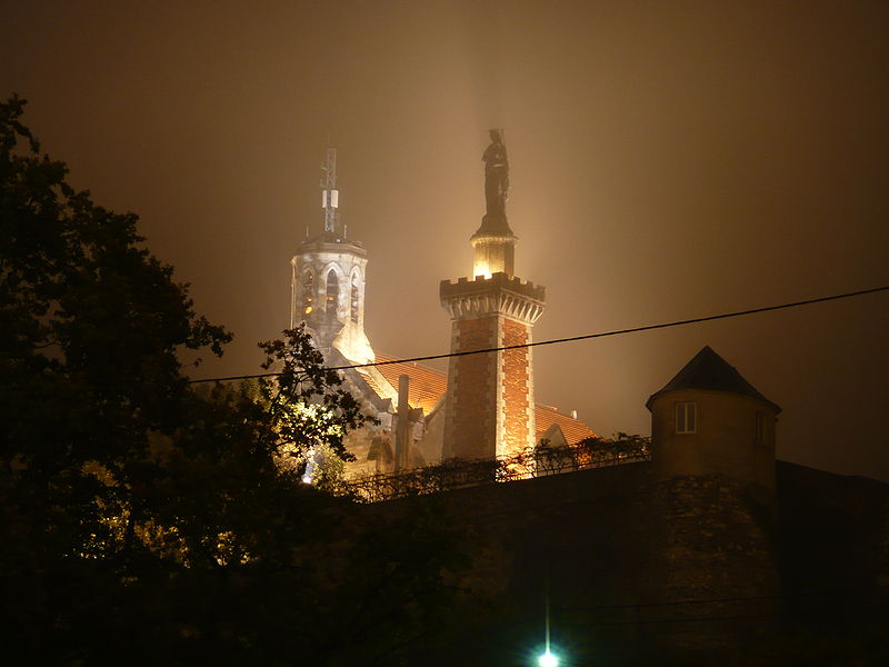 File:Chapelle Notre-Dame de Pipet de nuit Vienne.jpg