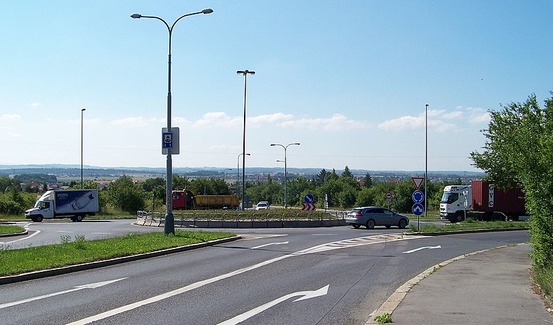 File:Chilská - K Hrnčířům, kruhový objezd.jpg