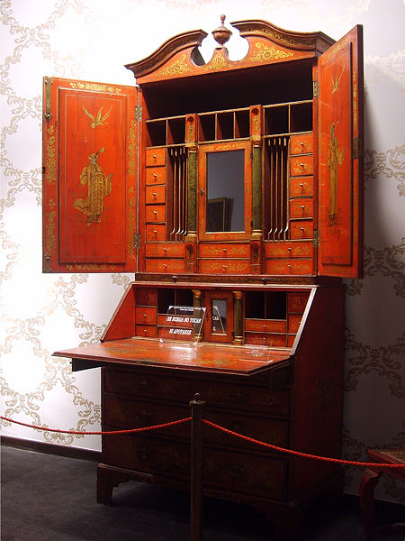 File:Chippendale Desk.jpg