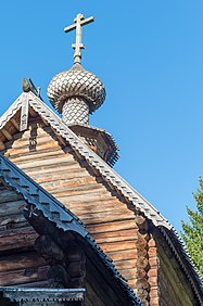 L'architettura in legno è caratterizzata da una combinazione di potenza e semplicità di una casa di tronchi con una delicata interpretazione dei dettagli.