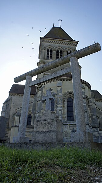 File:Cimetière et église Lavannes 405.jpg