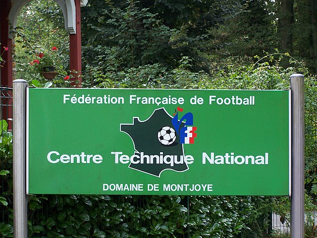 Panneau vert indiquant l'entrée du CTN de la Fédération Française de Football.