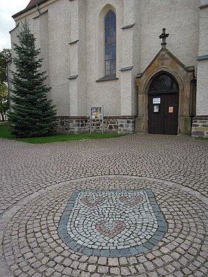 Clemens- und Jacobuskirche Brehna -Nordportal, Hauptportal mit Stadtwappenpflasterung im Vorderung- August 2022.jpg