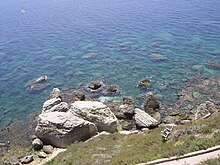 [1] an der Küste (Wasserrand) liegende Klippen bei Bonifacio (Korsika)