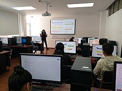 User:Rotu-sama dacnis explaining the Five Pillars to a group of students at PUCE before the edit-a-thon