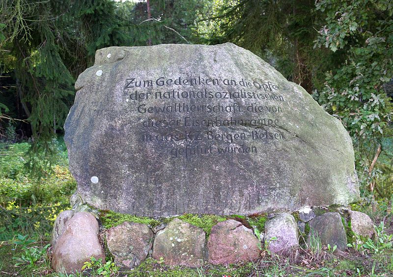 File:Denkmal Rampe Bergen Belsen IMGP4354 wp.jpg