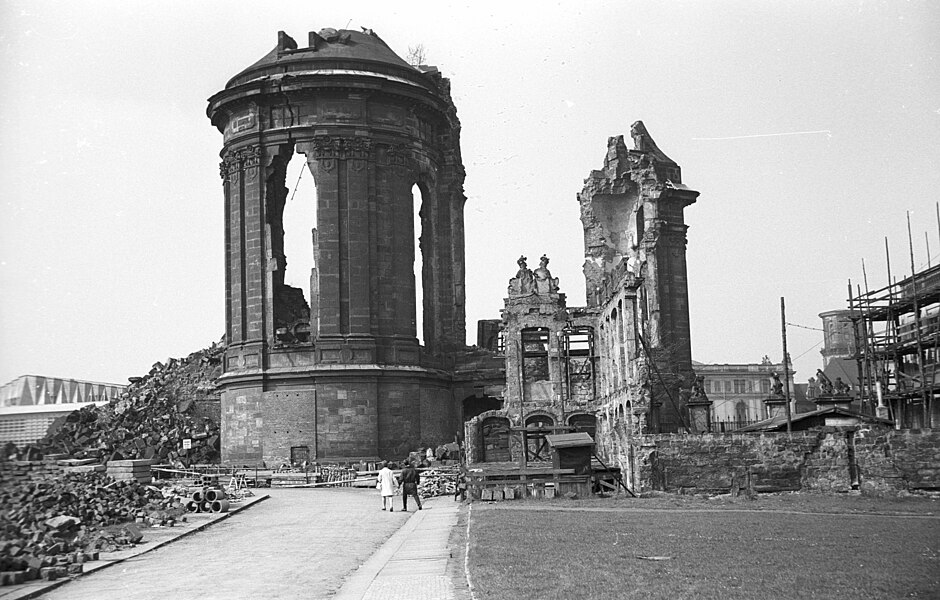 Reste des Coselpalais (rechts neben der Frauenkirchruine) 1971