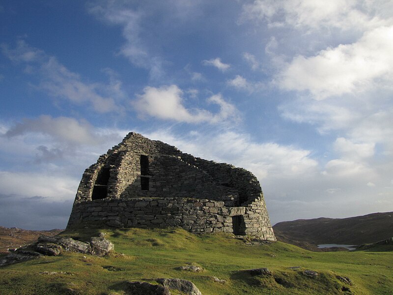 File:Dun Charlabhaigh Carloway Broch (14310329697).jpg