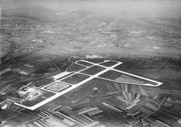 Vue de l'aéroport avec St-Louis, Hésingue et Bâle en arrière-plan en mai 1956.
