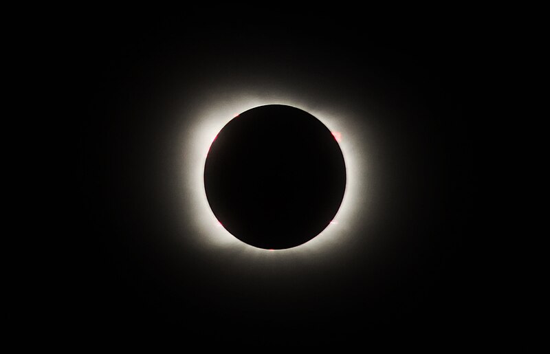 File:Eclipse total en la ciudad de Gorbea.jpg